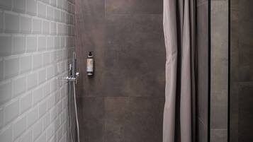 Deluxe Quadruple Room, Non Smoking | Bathroom
