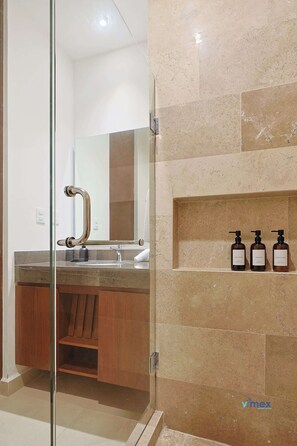 Dusche, Haartrockner, Handtücher, Seife