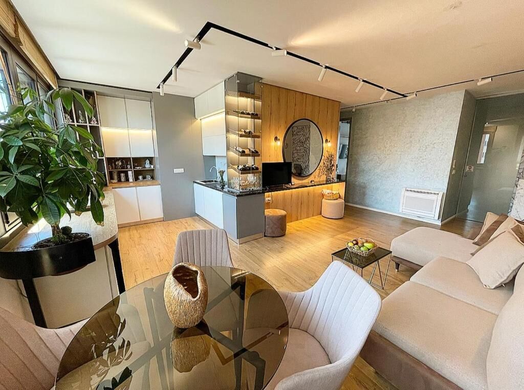 Apartamento exclusivo, 4 habitaciones, balcón, vistas a la ciudad | Zona de estar | Una televisión de pantalla plana