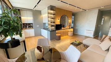 Appartement Exclusif, 4 chambres, balcon, vue ville | Coin séjour