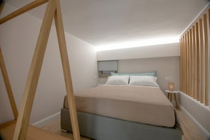 Une chambre à coucher avec un lit, une table de chevet et une fenêtre avec des stores en bois.