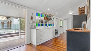 Frigorífico, horno, placa de cocina y lavavajillas