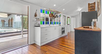 Hinterland Views - Pet Friendly - Charming Pet Friendly Queenslander with Pool