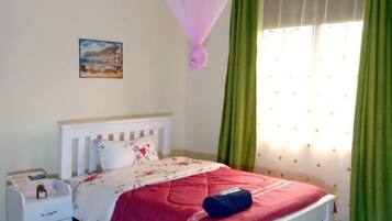 Habitación individual Confort | Caja de seguridad en la habitación y cortinas blackout