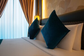 Suite júnior | Caixa forta a l'habitació, escriptori i cortines opaques 