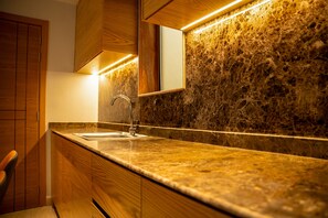 Suite executiva, balcó | Cuina privada | Frigorífic petit 