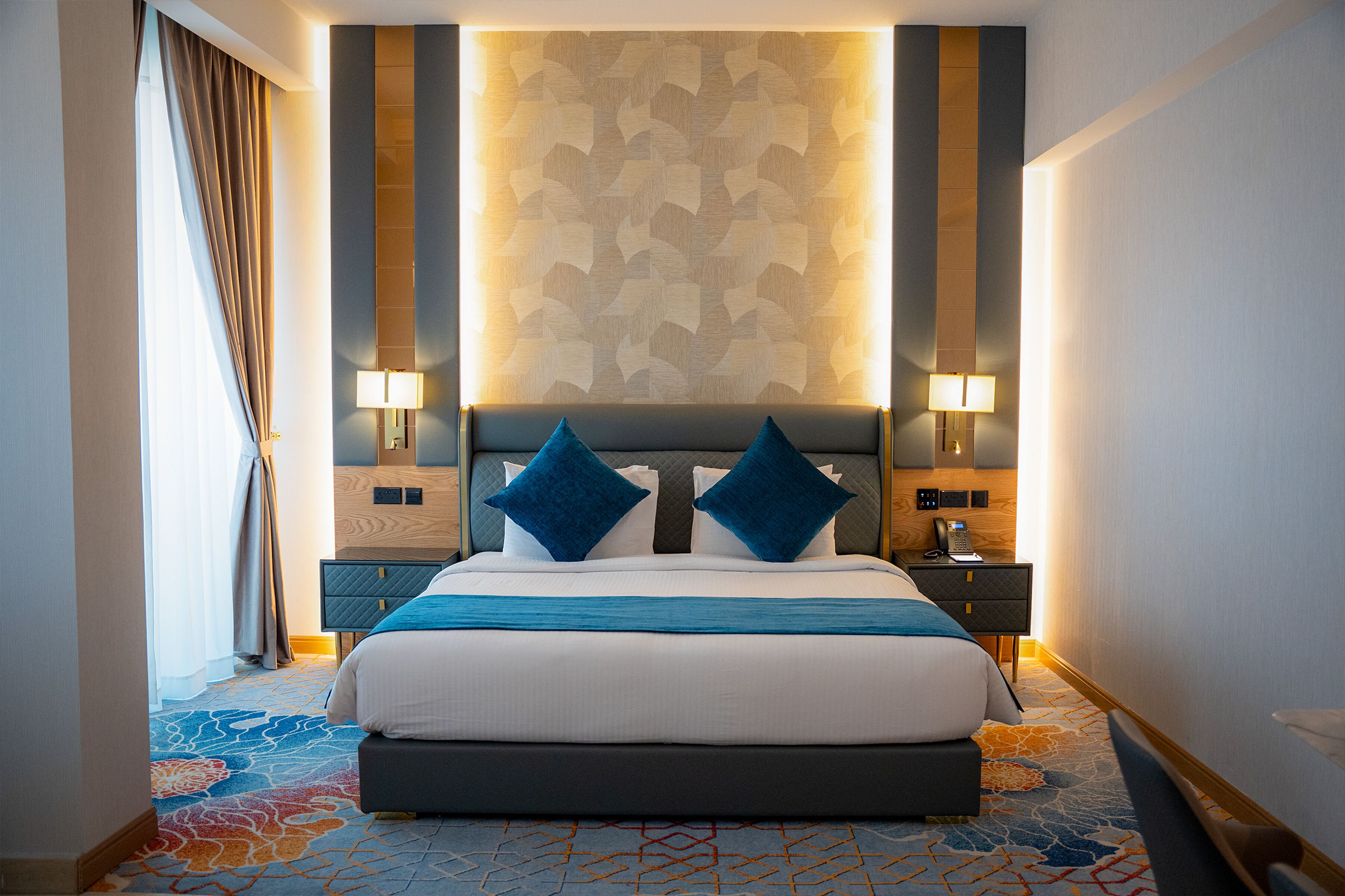 Suite – junior | Safe på rommet, skrivebord, blendingsgardiner og strykejern/-brett