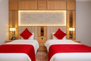 1 kamar tidur, brankas, meja kerja, dan tirai kedap cahaya
