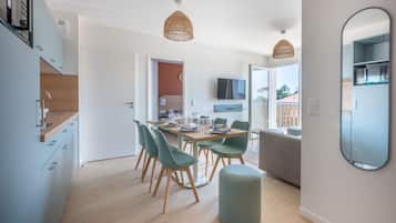 Apartment, 3 Bedrooms, Balcony | Free cribs/infant beds, free WiFi, bed sheets