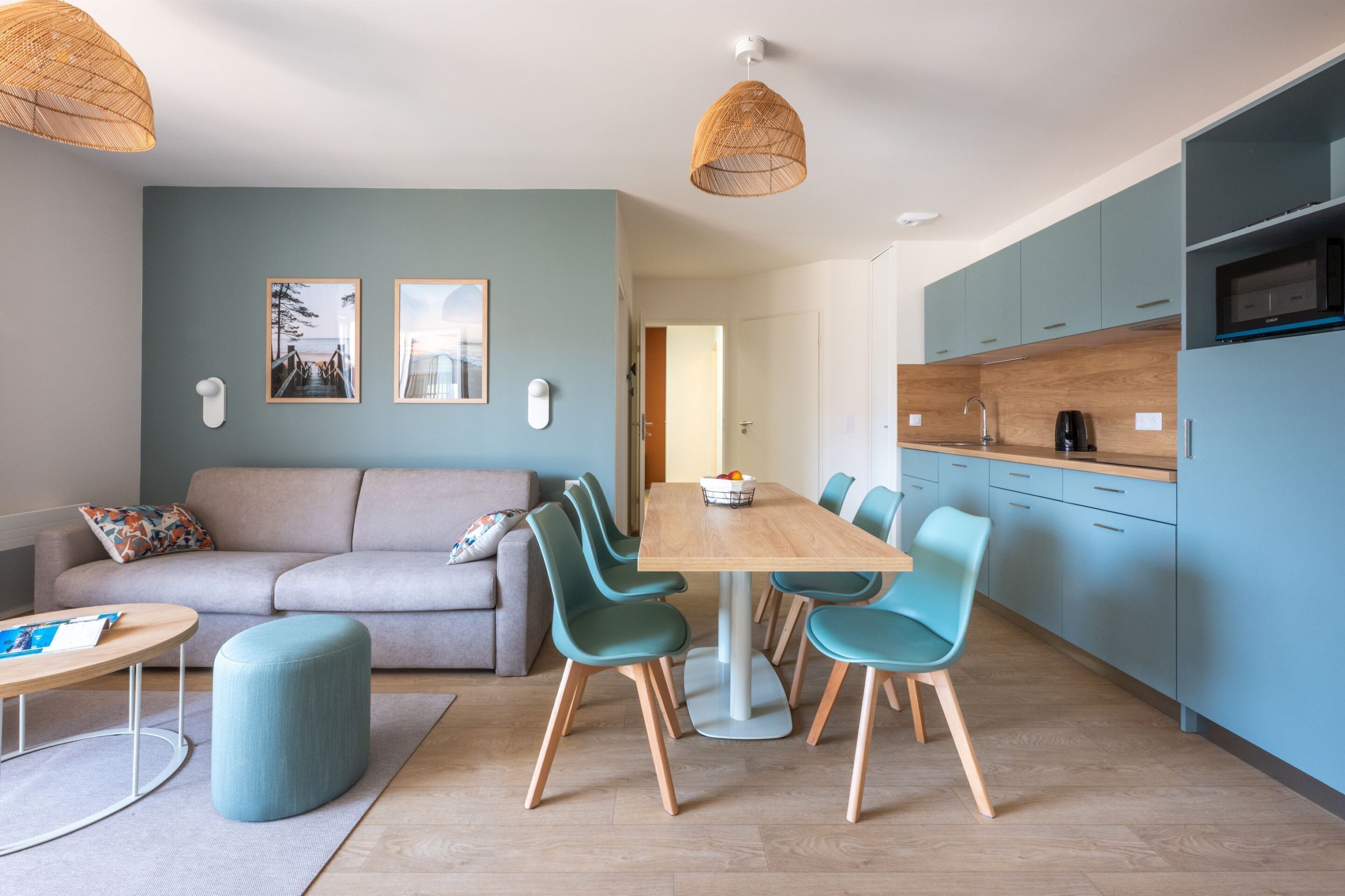 Ein stilvoller Wohnbereich mit Essplatz, Sofa und Küche.