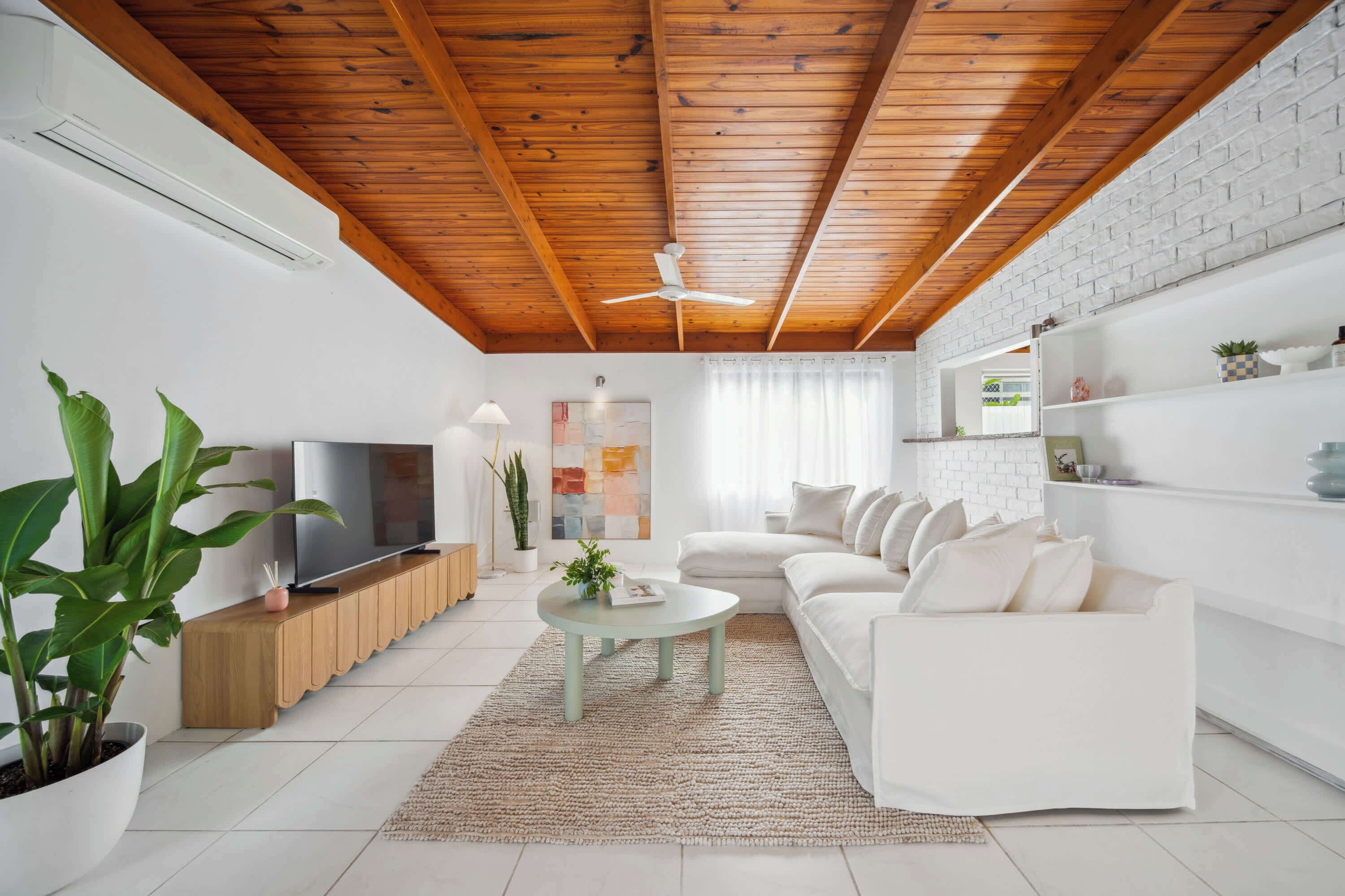 Televisio, kirjoja, työhuone