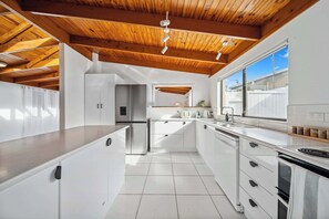 Fridge, microwave, oven, stovetop - Coastal Comfort: Relax & Recharge in Maroochydore (Maroochydore Region)