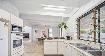 Pumicestone Beach House - 200m to the passage