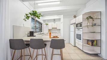 Refrigerador, microondas, horno, placa de cocina