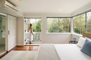 4 bedrooms, desk, iron/ironing board, travel cot