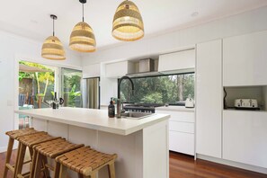 Køleskab, mikrobølgeovn, ovn, kogeplade