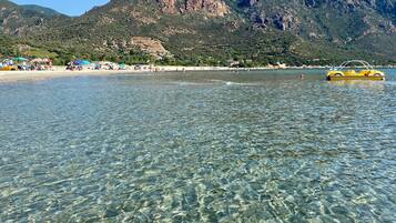 Chaises longues, serviettes de plage