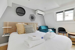 Departamento | 1 habitación y tabla de planchar con plancha