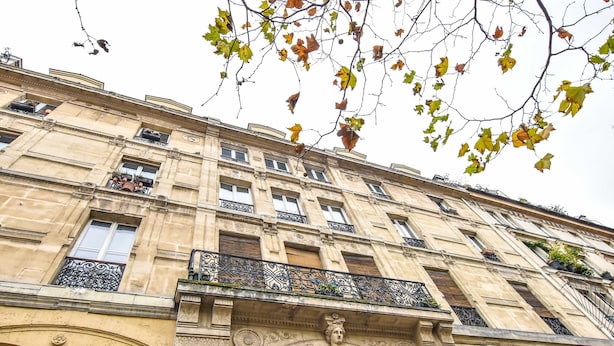 A historic building with ornate balconies and a passageway. - Cosy Studio - 2P - Strasbourg Saint-denis (Paris)