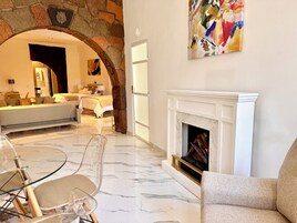 Escritorio, espacio para trabajar con laptop y cortinas blackout 