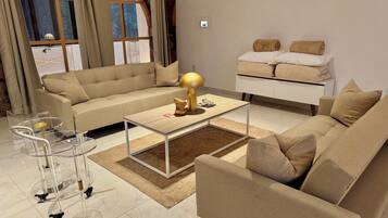 Family Studio Suite, Mountain View | Desk, laptop workspace, blackout drapes, free WiFi