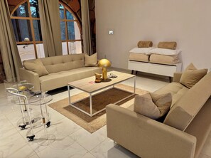 Family Studio Suite, Mountain View | Desk, laptop workspace, blackout curtains, free WiFi - Mansionality Loftd (Tlalpujahua)