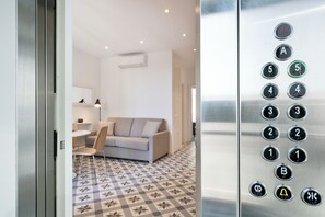 Living area - Uma Suites Sagrada Familia (Barcelona)