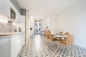 Deluxe appartement, uitzicht op de stad | Dineerruimte