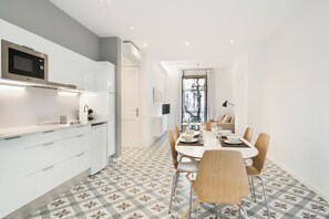 Departamento Deluxe, vista a la ciudad | Cocina privada | Refrigerador, microondas, horno y parrilla de estufa 