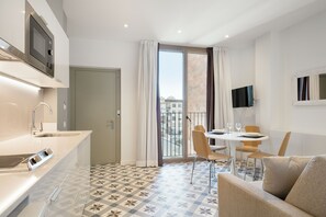 Superior Apartment, City View | Dining room - Uma Suites Sagrada Familia (Barcelona)