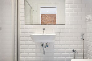 Deluxe-Apartment, Stadtblick | Badezimmer | Dusche, Haartrockner, Handtücher, Seife