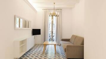 Apartamento luxo, vista para a cidade | Área de estar | TV de tela plana