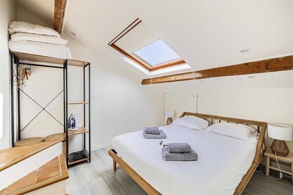 Apartment | 2 bedrooms, iron/ironing board, bed sheets - Charming Apartment Heart of Suquet (Cannes)