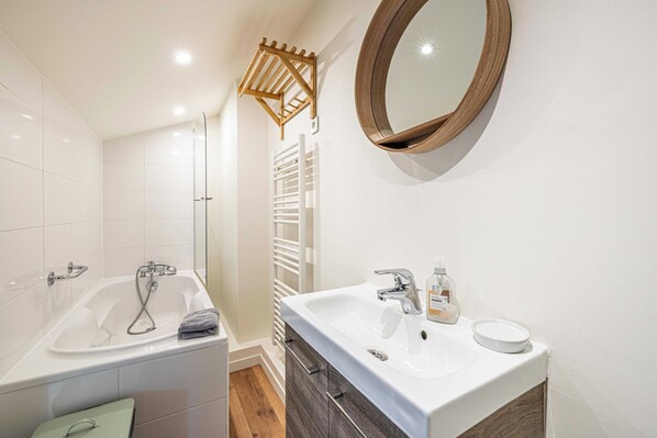 Apartamento | Banheiro | Secador de cabelo, shampoo