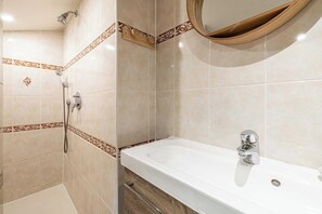 Apartment | Bathroom | Hair dryer, shampoo