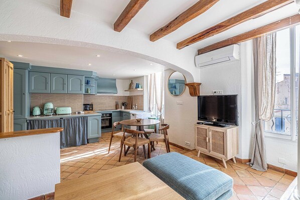 Apartment | Dining - Charming Apartment Heart of Suquet (Cannes)