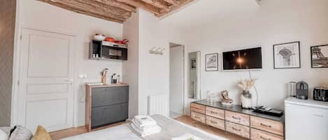 Apartment | 1 bedroom, laptop workspace, bed sheets