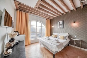 Apartment | 1 bedroom, laptop workspace, bed sheets