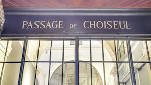 A sign with the text "PASSAGE DE CHOISEUL" above a window with a metal frame. - Apartment in Paris for 2 People (Paris)