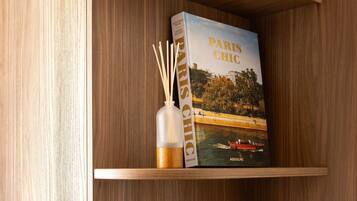 Une bibliothèque en bois sur laquelle se trouve un livre intitulé « Paris Chic » et deux vases décoratifs.