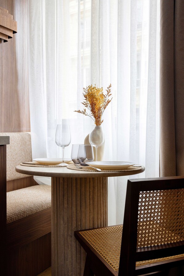 Apartment | Dining - Magnificent Studio With A/C - 1P - Champs-elysees (Paris)