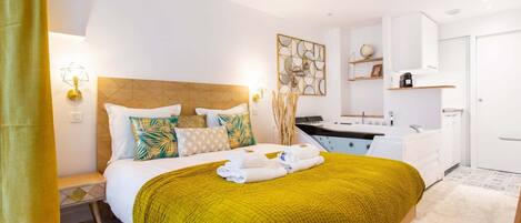Apartment | 1 bedroom, laptop workspace, bed sheets