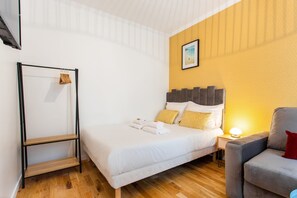 Apartment | Ruang kerja komputer riba, seterika/papan seterika, cadar katil 