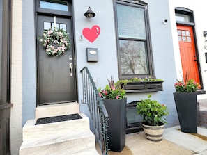 Exterior detail - Cozy Home Away From Home Sleeps 8, has 3 bthrms, & lots of amenities to enjoy! (Baltimore)
