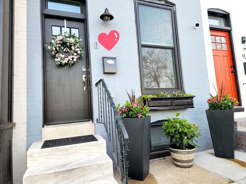 Cozy Home Away From Home Sleeps 8, has 3 bthrms, & lots of amenities to enjoy!