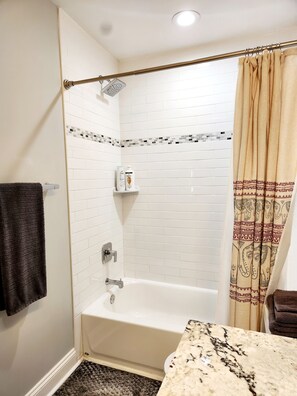 Douche, séchoir à cheveux, serviettes fournies, savon