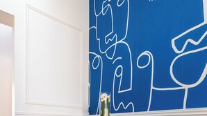 A room with a white wall, a blue abstract painting, a round table with a gold base, and two gold-colored ottomans. - Charming Studio - 2P - Pigalle/sacre-coeur (Paris)