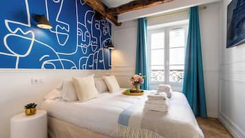 1 habitación, tabla de planchar con plancha y ropa de cama