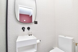 Apartment | Bathroom - Cosy Bedroom - Tour Eiffel / Champs de Mars (Paris)