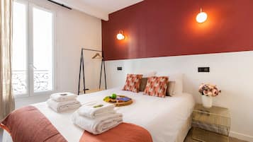 1 habitación, tabla de planchar con plancha y ropa de cama
